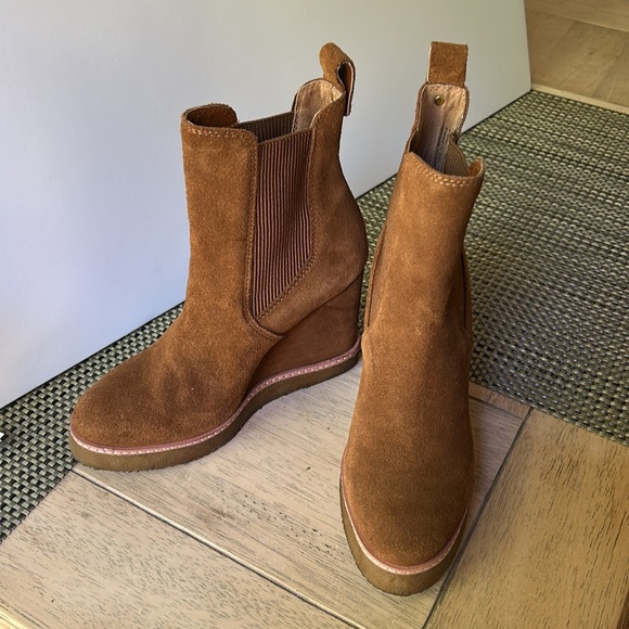Gently used! STEVE Madden Saddle Brown Suede Wedge Ankle Boots - Picture 2 of 12